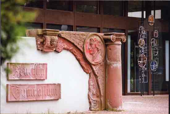 Skulptur vor dem Reuchlin-Gymnasium